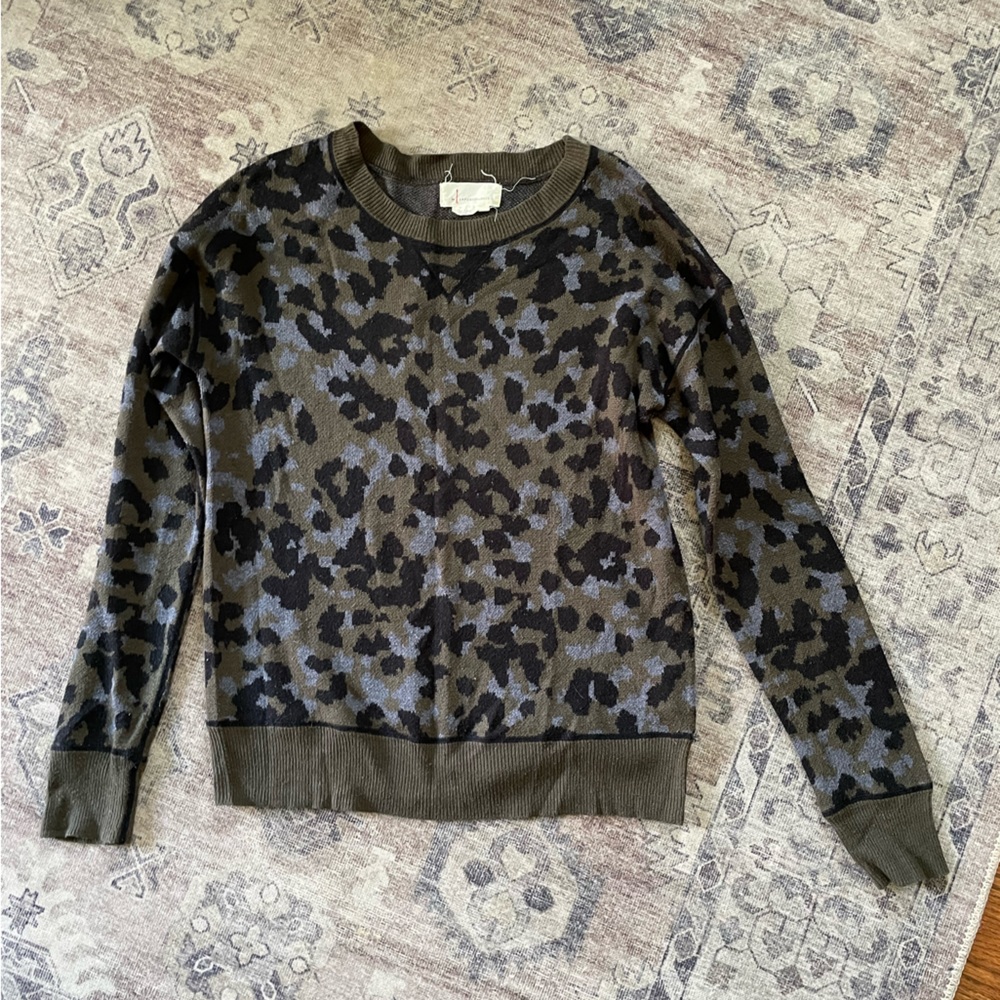 Anthropologie women’s pullover sweater green black leopard print crew neck